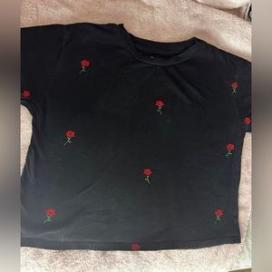 Black crop top with rósese